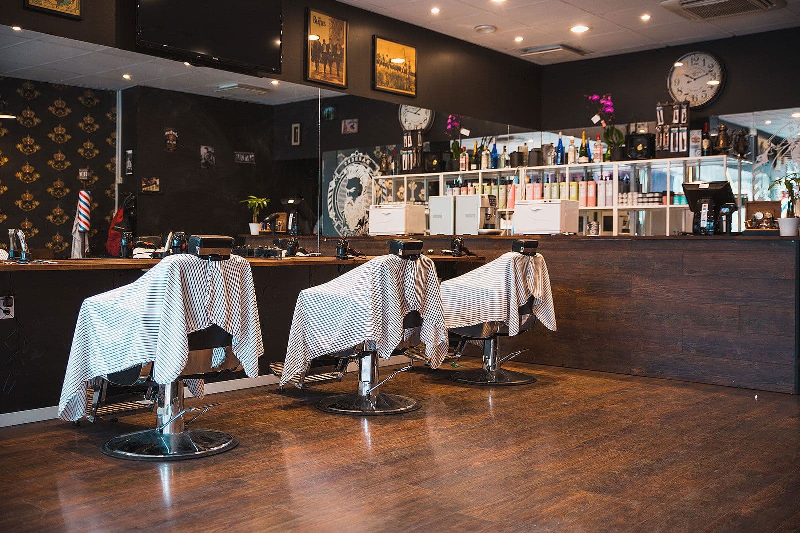 Interior elegante de barbería